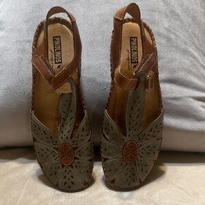 PIKOLINOS Women's Tan and Gray Sandals